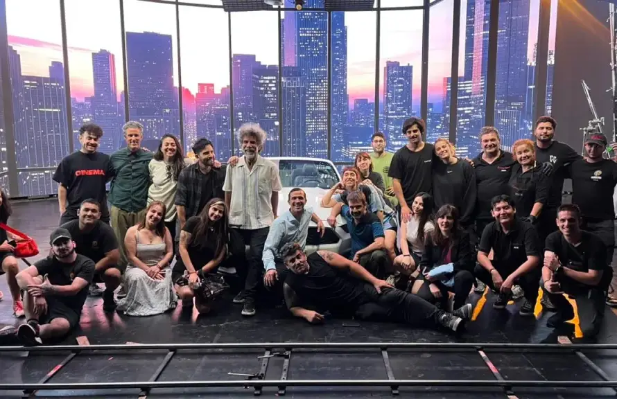 Descubrí cómo la Producción Virtual en Cacodelphia permitió grabar el videoclip "El Garca" de Ciro y Los Persas en múltiples escenarios sin salir del set.